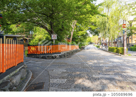 京都・祇園白川 巽橋 新緑の季節 京都・祇園白川 巽橋 新緑の季節 105089696