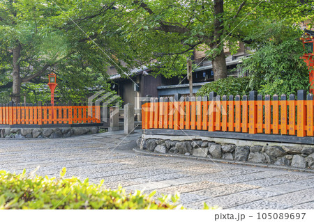 京都・祇園白川　巽橋　新緑の季節 105089697