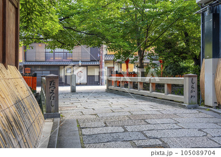 京都・祇園白川　巽橋　新緑の季節 105089704