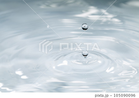 水面に落ちる水滴. 105090096