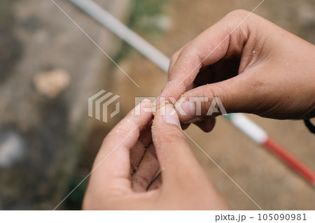 釣りをする子供の手 105090981