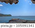 鬼ヶ城　遊歩道より望む岩肌と海岸　 105091341