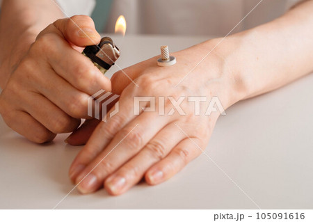 お灸をする女性の手元 105091616