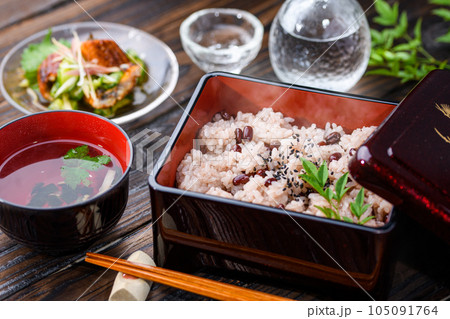 お重に盛り付けた赤飯(日本酒を添えて) 湯気付き お重に盛り付けた赤飯(日本酒を添えて) 湯気付き 105091764
