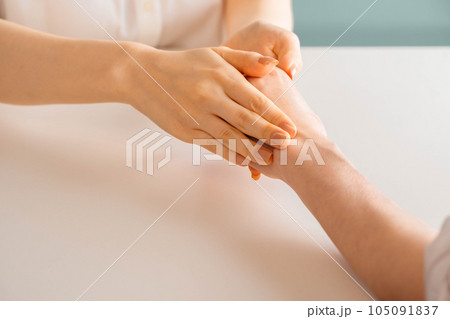 ハンドマッサージをする女性 105091837