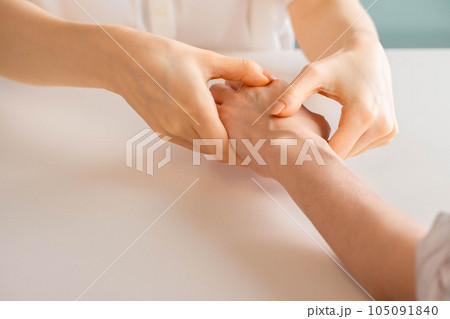 ハンドマッサージをする女性 ハンドマッサージをする女性 105091840