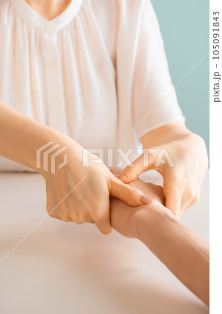 ハンドマッサージをする女性 105091843