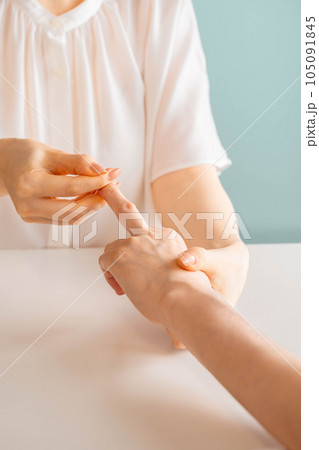 ハンドマッサージをする女性 105091845