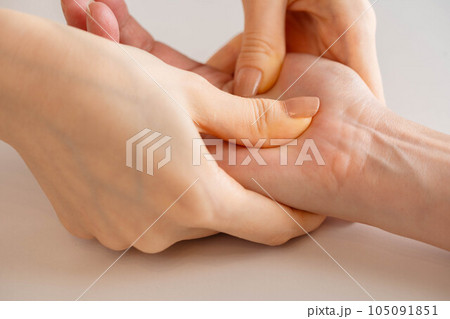 ハンドマッサージをする女性 105091851
