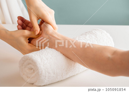 ハンドマッサージをする女性 105091854