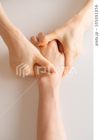 ハンドマッサージをする女性 105091856
