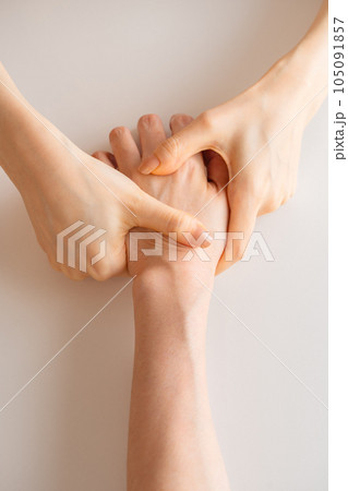 ハンドマッサージをする女性 ハンドマッサージをする女性 105091857