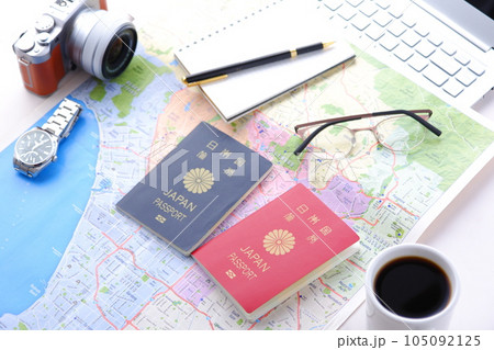 日本のパスポート（一般旅券10年用赤色と一般旅券5年用紺色）を用意して海外旅行を計画する 105092125