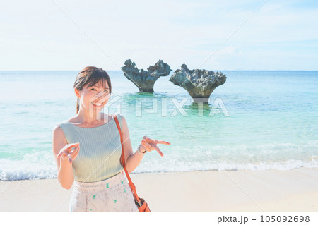 沖縄の古宇利島ハートロックで観光する女性 沖縄の古宇利島ハートロックで観光する女性 105092698