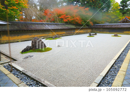 秋の竜安寺石庭(京都市) 秋の竜安寺石庭(京都市) 105092772