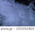 滝の水しぶき 105092860