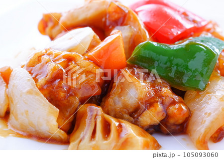 酢豚は玉ネギやニンジン、ピーマンなど野菜がたっぷり入った健康的な中華料理 105093060