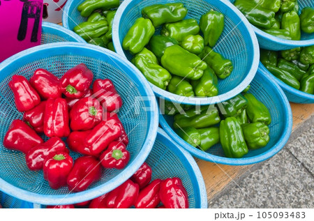 赤と緑のピーマン 105093483