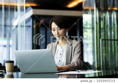 女性 ビジネス パソコン キャリアウーマン 女性 ビジネス パソコン キャリアウーマン 105093533