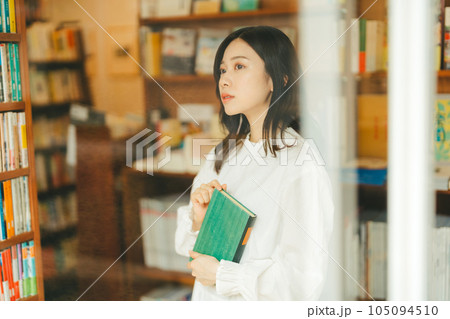 本屋にいる若い女性 105094510