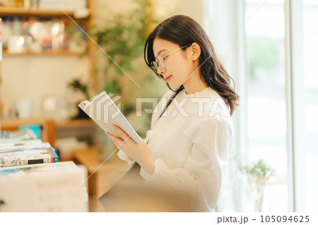 本屋にいる若い女性 105094625