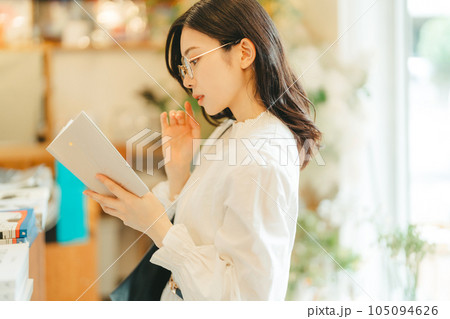 本屋にいる若い女性 105094626