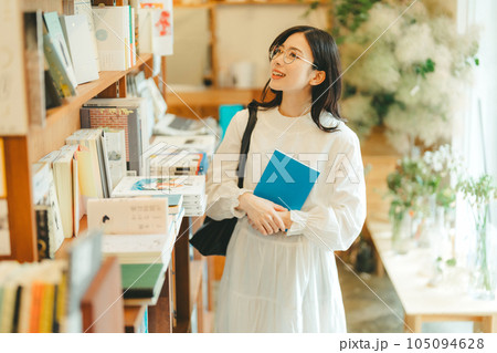 本屋にいる若い女性 本屋にいる若い女性 105094628