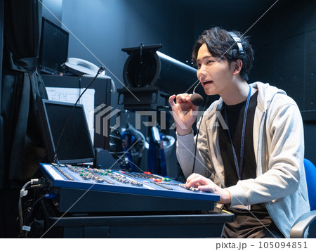 ホールの照明室で照明の調整をする若い男性 ホールの照明室で照明の調整をする若い男性 105094851