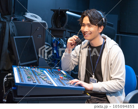 ホールの照明室で照明の調整をする若い男性 ホールの照明室で照明の調整をする若い男性 105094855
