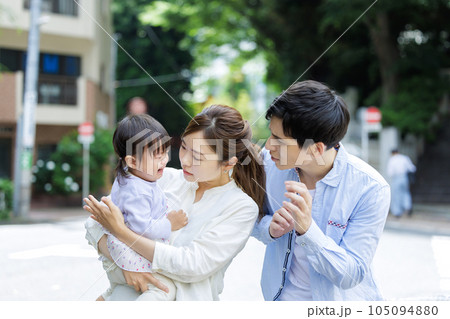 泣く子供をあやす夫婦 泣く子供をあやす夫婦 105094880