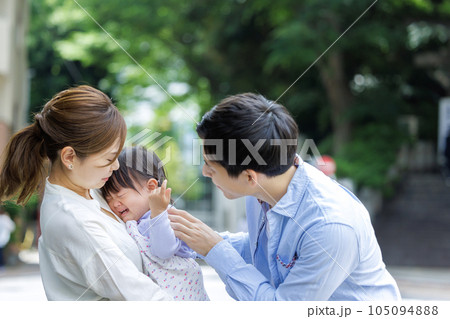泣く子供をあやす夫婦 105094888