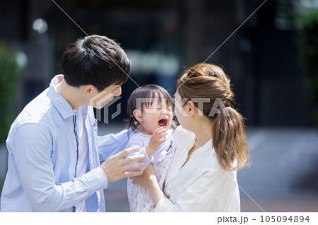 泣く子供をあやす夫婦 105094894
