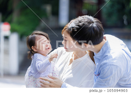泣く子供をあやす夫婦 105094903