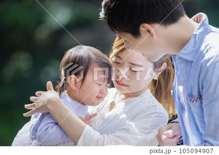 泣く子供をあやす夫婦 105094907