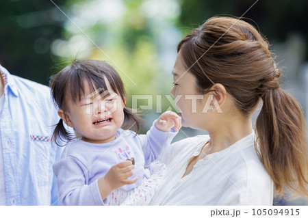 泣く子供をあやす夫婦 105094915