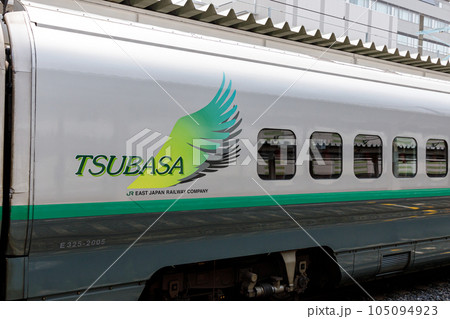 山形駅に停車中の新幹線　つばさ復刻版 105094923