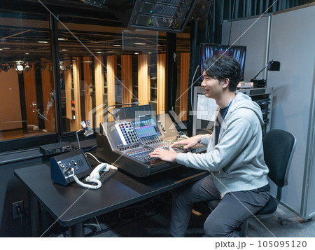 ホールのPA室で働く若い男性 ホールのPA室で働く若い男性 105095120