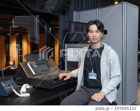 ホールのPA室で働く若い男性のポートレート 105095122