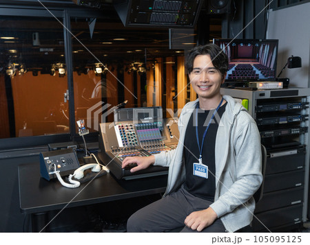 ホールのPA室で働く若い男性のポートレート 105095125