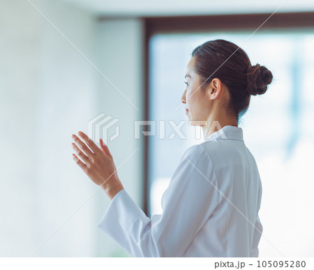 白衣で働く女性 105095280