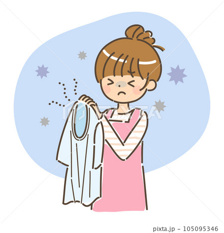 くさい半袖Tシャツに顔をしかめる女性　背景あり 105095346