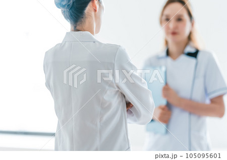 白衣で働く女性 105095601