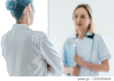 白衣で働く女性 105095604
