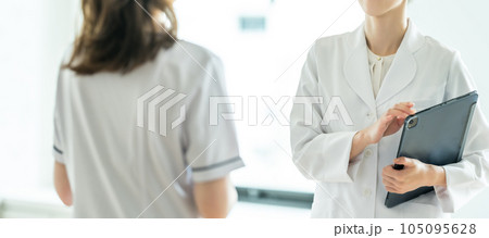 白衣で働く女性 白衣で働く女性 105095628