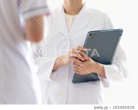 白衣で働く女性 白衣で働く女性 105095630