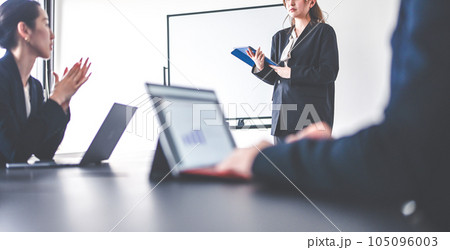 会議室でプレゼンテーションをするビジネスパーソン 105096003