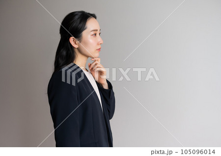 考えるひとりの女性 105096014