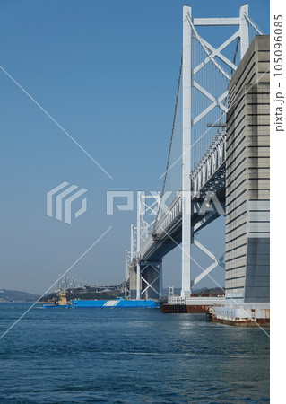 プッシャーバージ　瀬戸大橋を行き交う船（香川県坂出市） 105096085