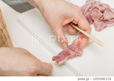 【焼き鳥豚タンの串打ちをする主婦】 【焼き鳥豚タンの串打ちをする主婦】 105096118