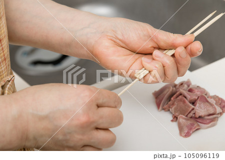 【焼き鳥豚タンの串打ちをする主婦】 105096119